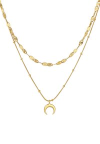 Collana a strati color oro con una catena texture e un pendente a forma di luna crescente, che mette in risalto dettagli lucidi e morbidi.