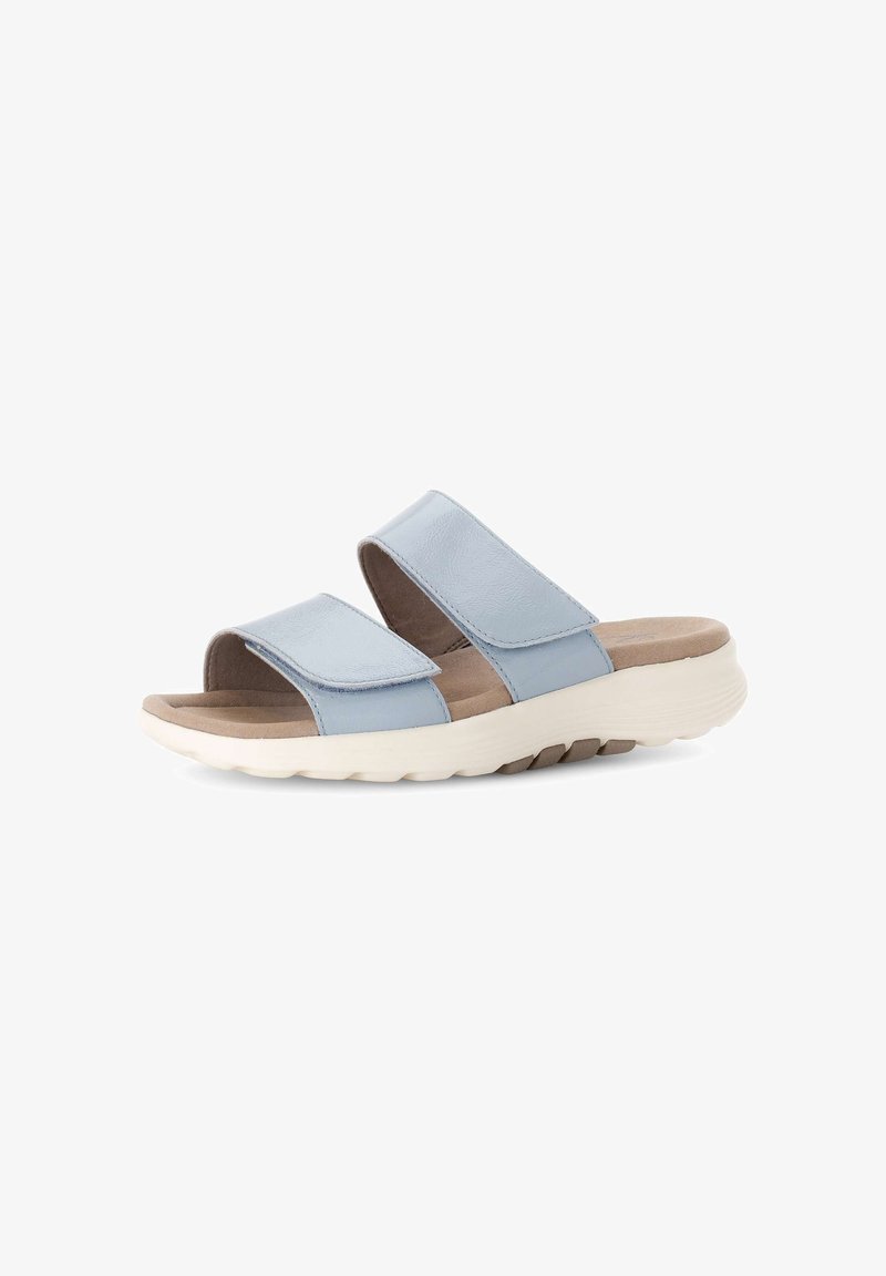 Sandalias deslizantes de cuero azul con dos correas ajustables, un interior suave y una suela de goma blanca gruesa con un fondo texturizado para mayor agarre.