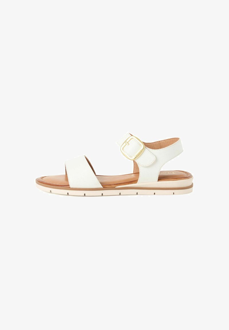 Sandale en cuir blanc avec bout ouvert, large bande à l'avant, bride ajustable à la cheville et détail boucle dorée. Dispose d'une semelle intérieure beige clair et d'une semelle plate.