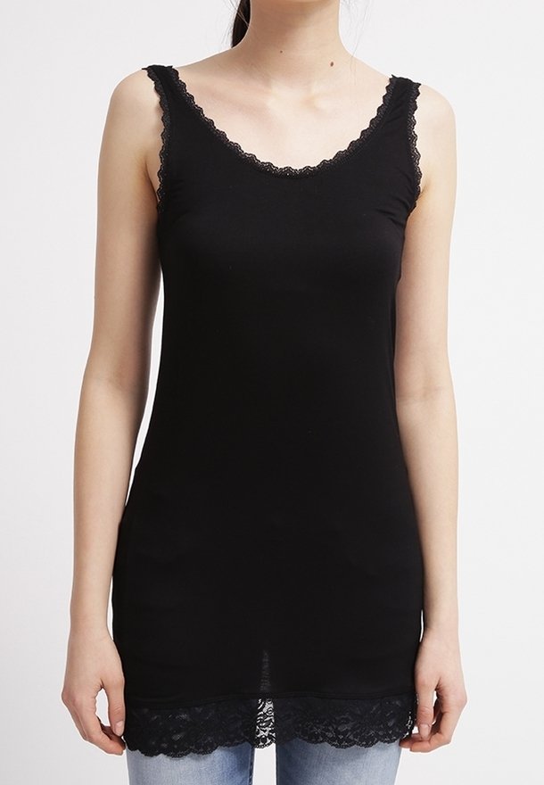 Svart linne med spetsdetaljer vid halsringningen och nederkanten. Tillverkat av elastiskt material, med en figurnära design och justerbara axelband.