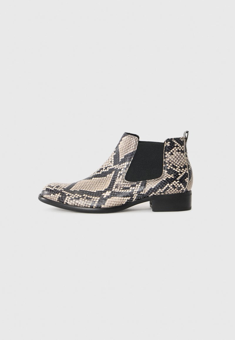 Knöchelhoher Chelsea-Stiefel mit schwarzem und beigem Schlangenledermuster, elastischen Seitenpaneelen und niedrigem schwarzen Absatz auf einem schlichten Hintergrund.