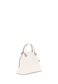 Sac à main blanc matelassé avec un design structuré, un sommet arrondi, deux poignées et des accessoires en doré ; fermeture éclair et contour noir contrastant.