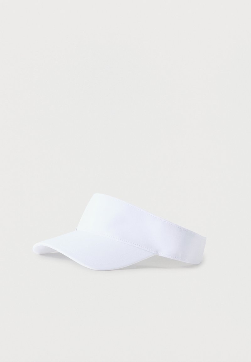 Λευκό υφασμάτινο καπέλο με γείσο και βιζιέρα, με καμπύλο γείσο και φαρδιά ρυθμιζόμενη ταινία, παρουσιασμένο σε απλό ανοιχτό φόντο.