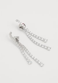Orecchini in tono argento con tre pendenti di cristalli trasparenti, con una finitura liscia e chiusura a perno circolare.