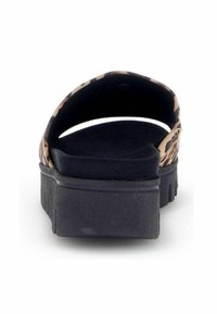 Sandale plateforme noire avec un dessus à motif camouflage, semelle texturée et dos ouvert. Équipée d'une semelle intérieure rembourrée pour le confort.