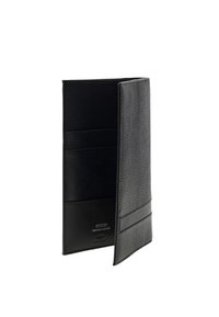 Zwart textuurnah leren portemonnee, openstaand met zichtbare kaarthouders en "GUESS Genuine Leather" erin geperst.