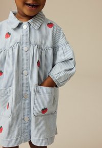 Gestreifter blauer Jeansmantel mit kurzen Ärmeln, verziert mit roter Erdbeeren-Stickerei und zwei vorderen Taschen, mit Knopfverschluss und lockerer Passform.