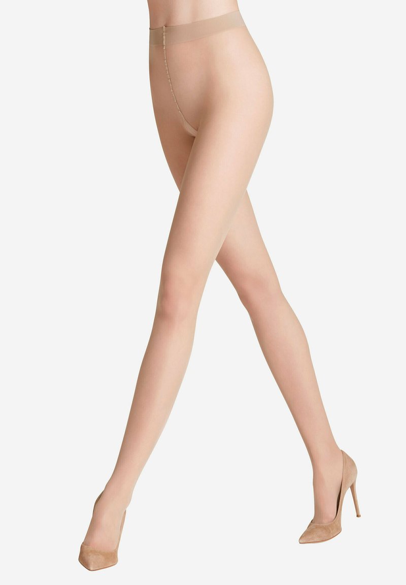 Beige sømløse strømpebukser med blødt liv, glat tekstur og gennemsigtig finish. Bæres med nude højhælede sko, der fremhæver benlinjerne.