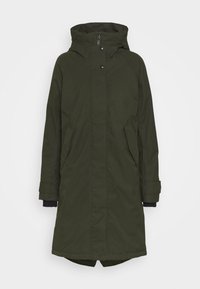 Manteau d'hiver long vert foncé avec capuche, fermeture éclair devant, boutons-pression, deux poches avant et poignets réglables sur fond blanc.