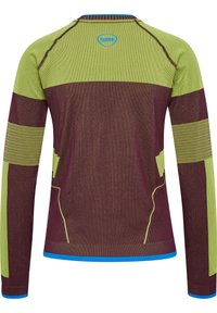 Langärmliges Sportshirt mit grünen und burgunderfarbenen Paneelen, strukturierten Streifen, blauen Akzenten und einem rückseitigen Logo am Kragen.