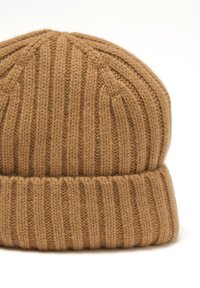 Berretto lavorato a maglia marrone con una texture a costine, con risvolto e parte superiore arrotondata, realizzato in un materiale morbido simile alla lana.