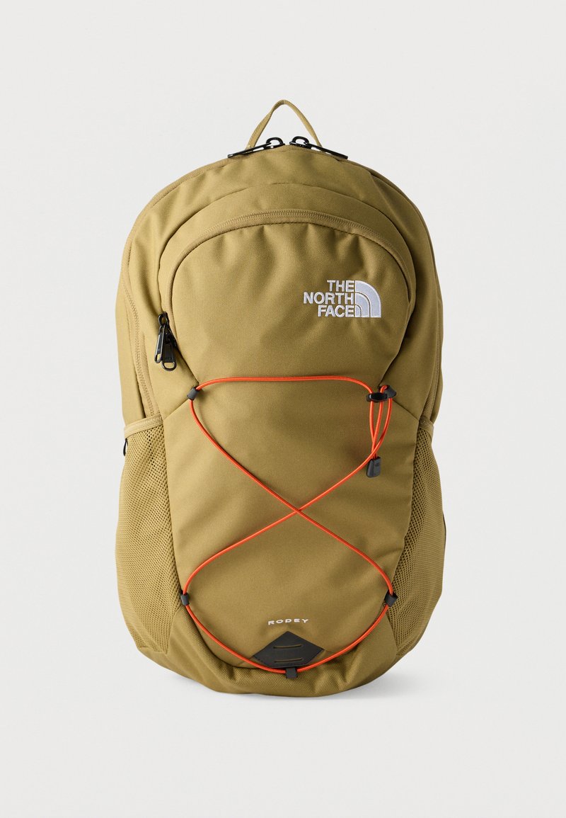 Εκρού σακίδιο πλάτης North Face με εμπρόσθια τσέπη με φερμουάρ, πορτοκαλί λάστιχα, πλευρικές διχτυωτές τσέπες και χειρολαβή στην κορυφή.