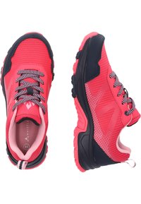 Vaaleanpunaiset ja laivastonsiniset lenkkarit, joissa on verkkomateriaali päällä, teksturoitu muotoilu, pehmeä kaulus ja valkoiset pilkkuakcentit sivuilla. Musta kumipohja.