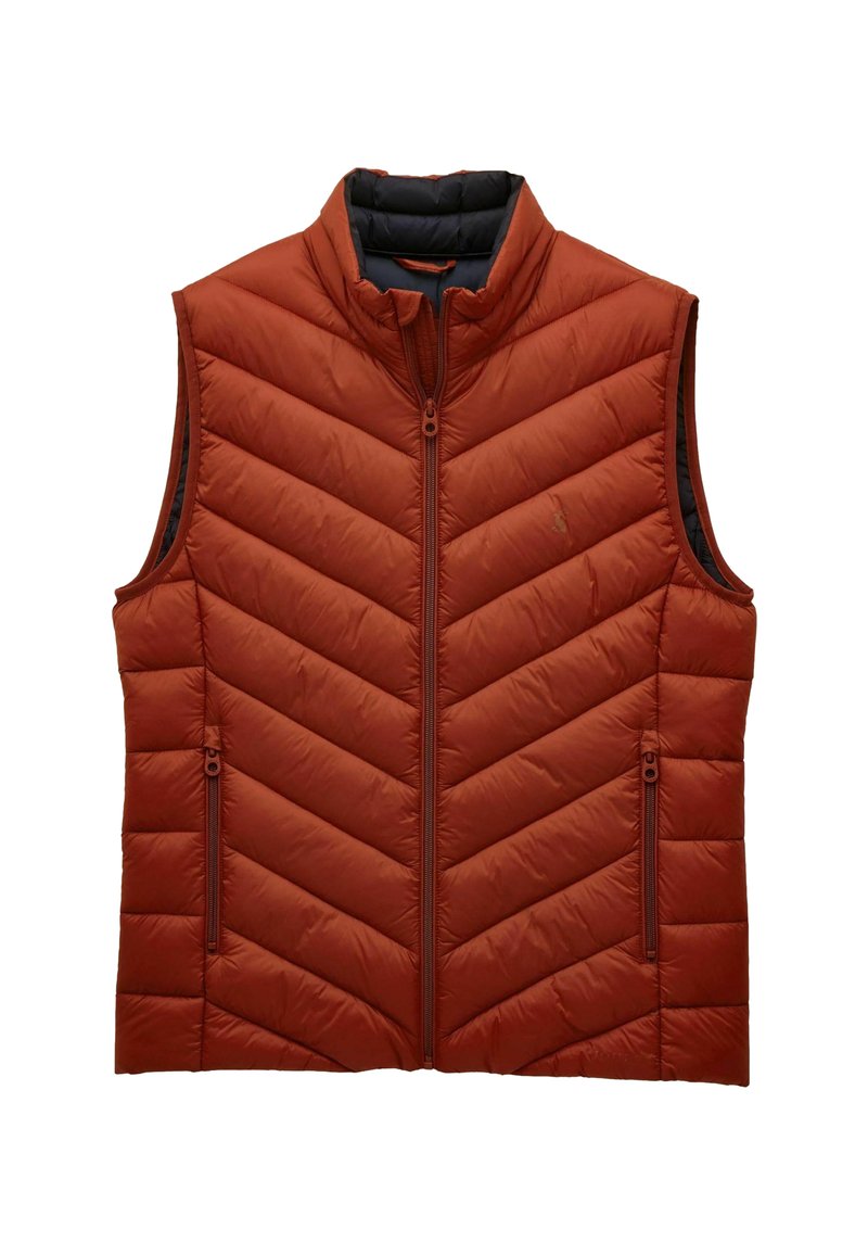 Červená nadýchaná vesta so vzorom v pravidelných šípkach, vysokým golierom a dvoma zipsovými vreckami. Obsahuje plný predný zips a kontrastnú vnútornú podšívku.