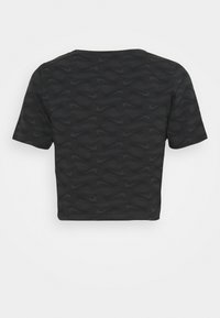 Svart kortärmad t-shirt med en texturerad vågmönster, tillverkad av andningsbart tyg. Har korta ärmar och en rund halsringning.