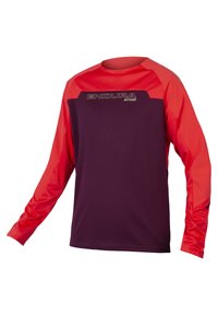 Langärmliges Fahrradtrikot mit einem lila Körper und roten Ärmeln, hergestellt aus atmungsaktivem Material, mit Logo auf der Brust und strukturierten Akzenten.