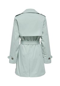 Trench-coat gris clair avec ceinture à la taille, épaulettes aux épaules, empiècement arrière et poignets boutonnés, vu de dos.