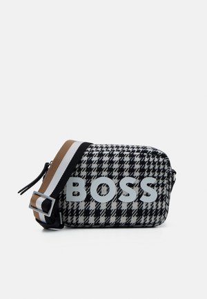 Schwarz-weiß karierte Umhängetasche im Hahnentrittmuster mit silbernem "BOSS"-Logo. Sie verfügt über einen strukturierten Stoff und einen braun-schwarzen verstellbaren Riemen.