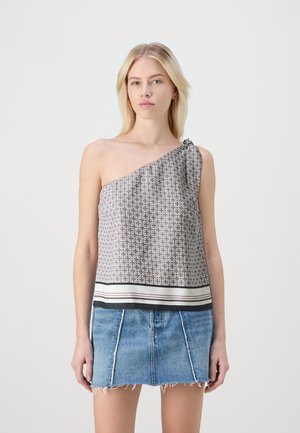 Haut asymétrique à une épaule en tissu à motifs avec des motifs géométriques gris et blancs ; présente un détail en nœud et un ourlet rayé contrastant.