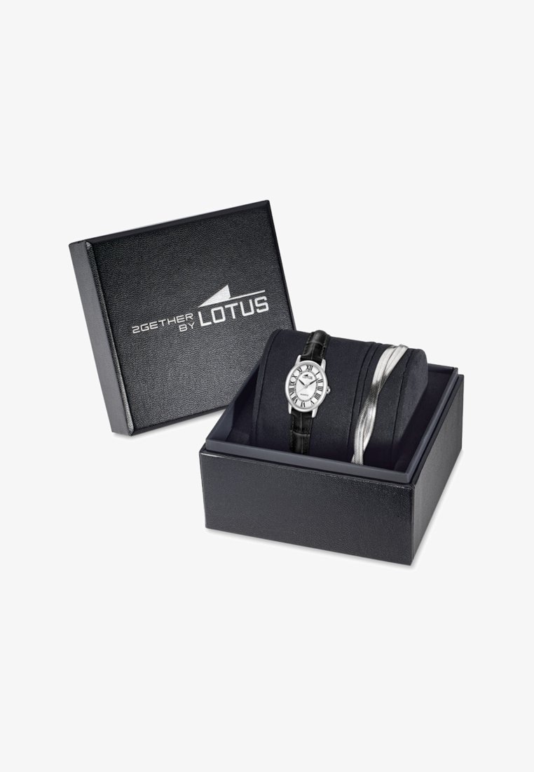 Čierna kožená krabička na hodinky obsahujúca strieborné hodinky s okrúhlym ciferníkom a čiernym koženým remienkom, spolu so strieborným náramkom, úhľadne zoradené.