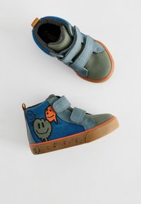 Scarpe sneakers alte blu e verdi con doppie fibbie in velcro, caratterizzate da grafiche di cartoni animati giocose, suole in gomma e dettagli in corduroy texturizzato.