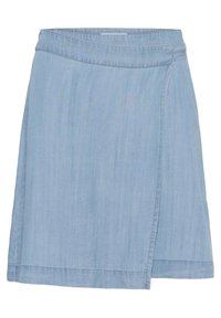 Svetlo modra jeans krila z ovitek dizajnom, ki vključuje širok pas in ravno krojenje, gladko teksturo ter podrobnosti na robovih.