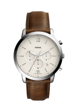 Analoge Fossil-Armbanduhr mit weißem Zifferblatt, braunem Lederarmband, drei Hilfszifferblättern, Datumsfenster, silbernem Gehäuse und römischen Zahlen bei 12 und 6 Uhr.