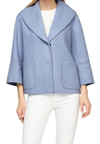 Ljusblå jacka i ullblandning med bred krage, trekvartslånga ärmar och två framfickor. Märkbara detaljer i sömnaden längs fickkanterna.