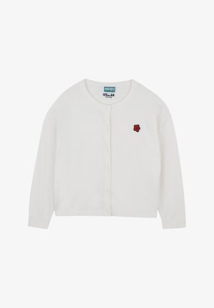 Cardigan blanc en tissu doux, avec des manches longues, un col rond et un détail de fleur rouge brodé sur la poitrine gauche.