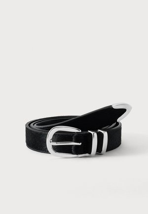 Zwarte leren riem met zilverkleurige metalen gesp en punt, opgerold op een egale witte achtergrond.
