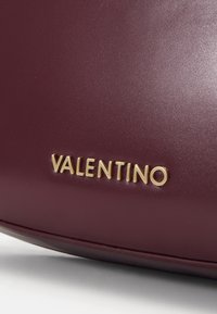 Valentino Bags TYPE - Rokassoma - vino