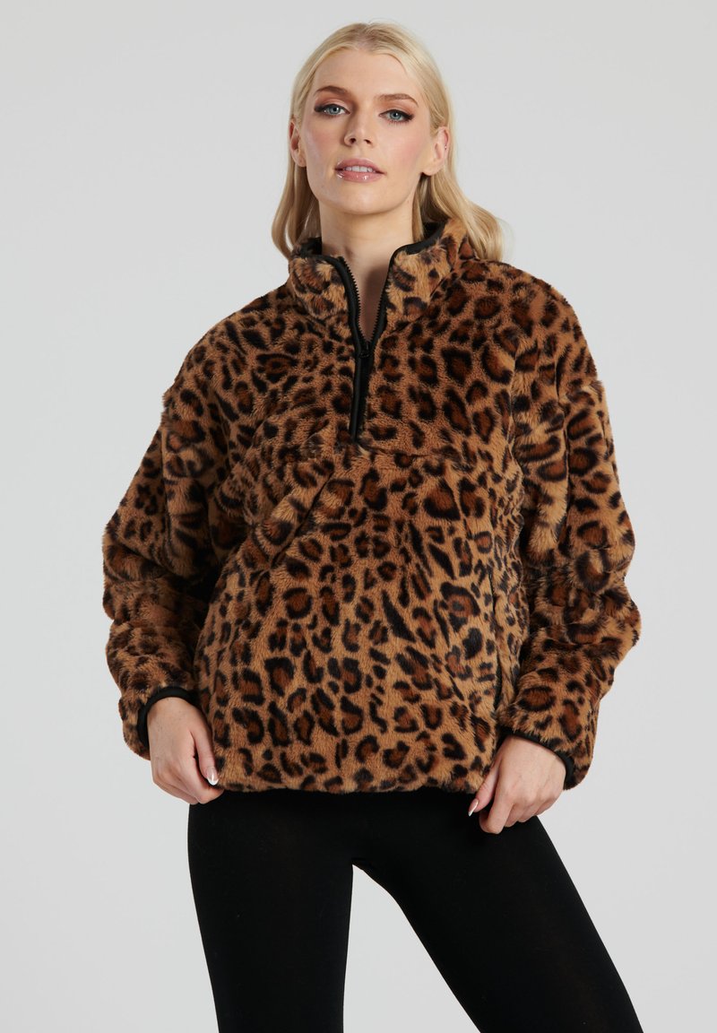 Brun leopardprint fleece pullover med kvart-zip halsudskæring, struktureret finish og sort kant. Lange ærmer med elastiske manchetter.