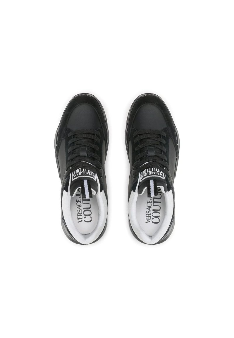 Schwarze Ledersneaker mit runden Zehen, schwarzen Schnürsenkeln und weißem Innenfutter. Mit Branding auf den Zungen und strukturierten Gummisohlen.