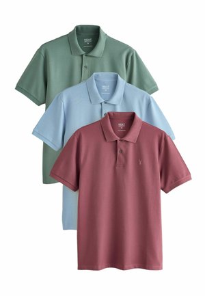 Trei tricouri polo cu mâneci scurte în verde, albastru deschis și bordo, așezate suprapus, cu gulere cu nasturi și etichete vizibile ale brandului.