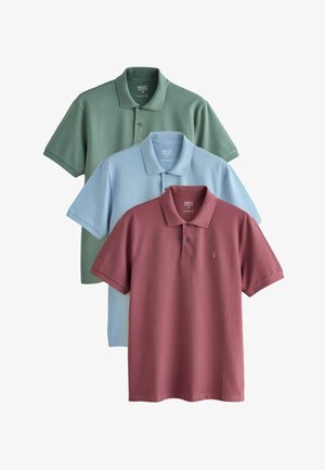 Három rövid ujjú galléros póló zöld, világoskék és bordó színekben, átfedésben elrendezve, gombos gallérral és látható márkajelzéssel.