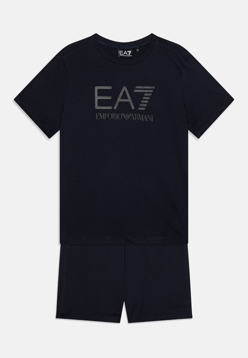 Conjunto atlético azul-marinho composto por uma t-shirt de manga curta e calções. A t-shirt apresenta um gráfico de logótipo numa tonalidade mais clara. Têxtil suave, corte casual.