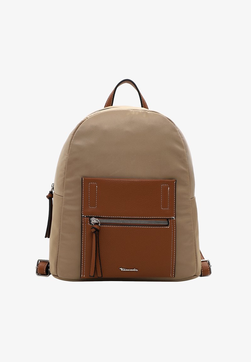 Mochila de lienzo beige con un bolsillo frontal de cuero marrón. Presenta un cremallera plateada y detalles de costura. Correas ajustables y mango superior.