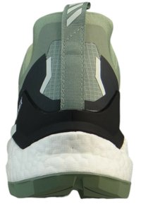 Buty biegowe z zielonym siatkowym wierzchem, czarnym wzmocnieniem pięty, białą podeszwą środkową i fakturowaną gumową podeszwą. Posiada uchwyt z tyłu.