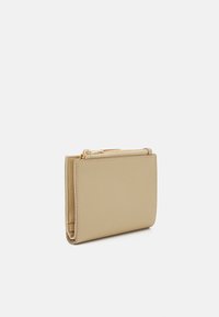 Portafoglio beige realizzato in materiale sintetico liscio, con una tasca con zip, design piegato e cuciture sottili lungo i bordi.