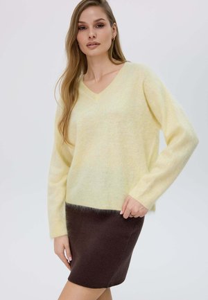 V-NECK - Maglione - yellow