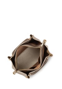 Sac à main en cuir gris clair avec une texture lisse. Il dispose d'un intérieur spacieux, de deux compartiments zippés et d'accents en métal doré.