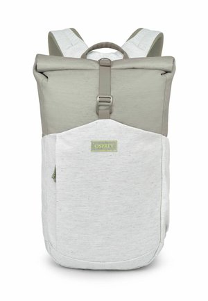 Osprey-Rucksack mit Rolltop-Design, grauem oberen Stoff und hellgrauem strukturiertem unteren Bereich. Verfügt über eine Vorderstecktasche und verstellbare Träger.