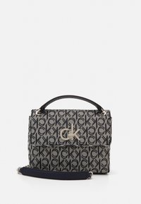 Borsa a spalla Calvin Klein in tessuto nero e crema con motivo a logo e dettagli metallici. Presenta una maniglia superiore e una tracolla removibile.