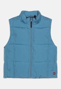 Ανοιχτό μπλε γιλέκο τύπου puffer με ψηλό λαιμό, μπροστινό φερμουάρ και ραμμένα πάνελ. Διαθέτει ένα μικρό κόκκινο λογότυπο στο τελείωμα. Υλικό από πολυεστέρα.