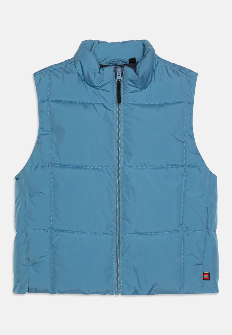Ανοιχτό μπλε γιλέκο τύπου puffer με ψηλό λαιμό, μπροστινό φερμουάρ και ραμμένα πάνελ. Διαθέτει ένα μικρό κόκκινο λογότυπο στο τελείωμα. Υλικό από πολυεστέρα.