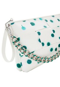 Clutch in tessuto bianco intrecciato con macchie di vernice teal. Presenta una tracolla in argento e una chiusura con zip liscia. Design della superficie testurizzato.