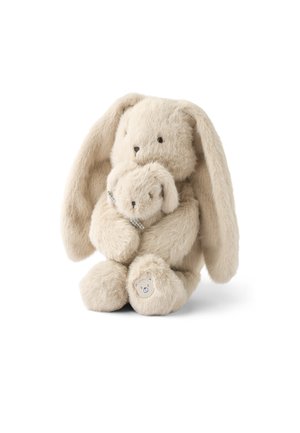 Lapin en peluche beige aux longues oreilles serrant un plus petit lapin assorti, tous deux avec des traits du visage brodés simples, sur fond blanc.