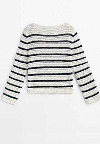 Pull en crochet blanc avec des rayures marine, présentant une encolure dégagée et des manches longues. Conception à mailles ouvertes avec une coupe décontractée.