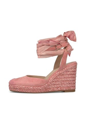 Alpargata cuña de ante rosa con suela de cuerda trenzada y lazo para atar al tobillo con cierre de hebilla.