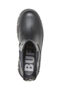 Chaussure noire à enfiler avec une tige en cuir texturé, des panneaux latéraux élastiques et une semelle intérieure rembourrée comportant le mot « BUFF » en grosses lettres.